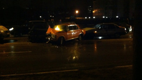 В Воронеже 3 автомобиля столкнулись на улице Домостроителей