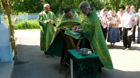 В Верхнехавском районе освятили кресты для Углянского Свято-Казанского храма