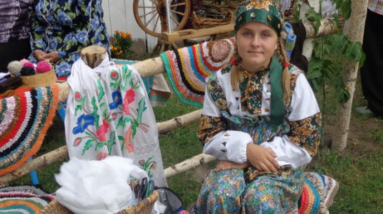 Новосибирская школьница научила репьевцев мастерить куклы-обереги