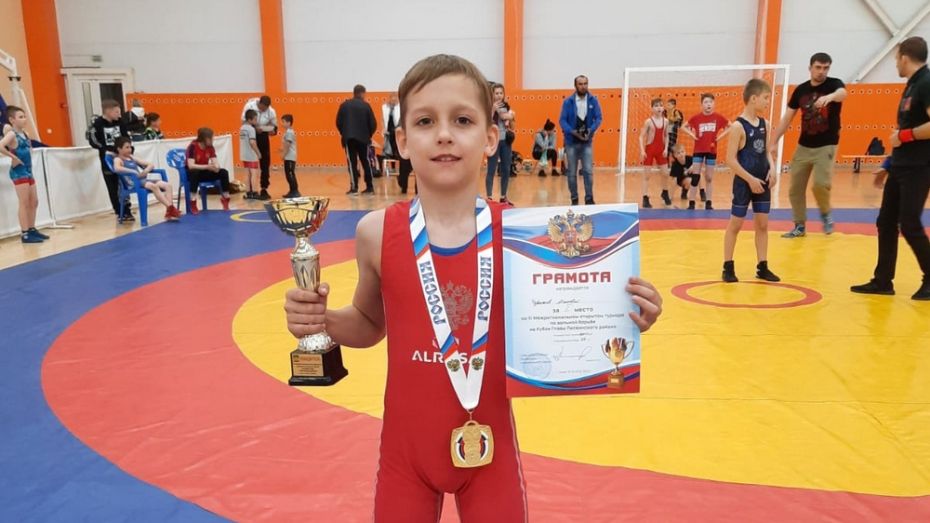 Панинский спортсмен завоевал «золото» на межрегиональном турнире по вольной борьбе