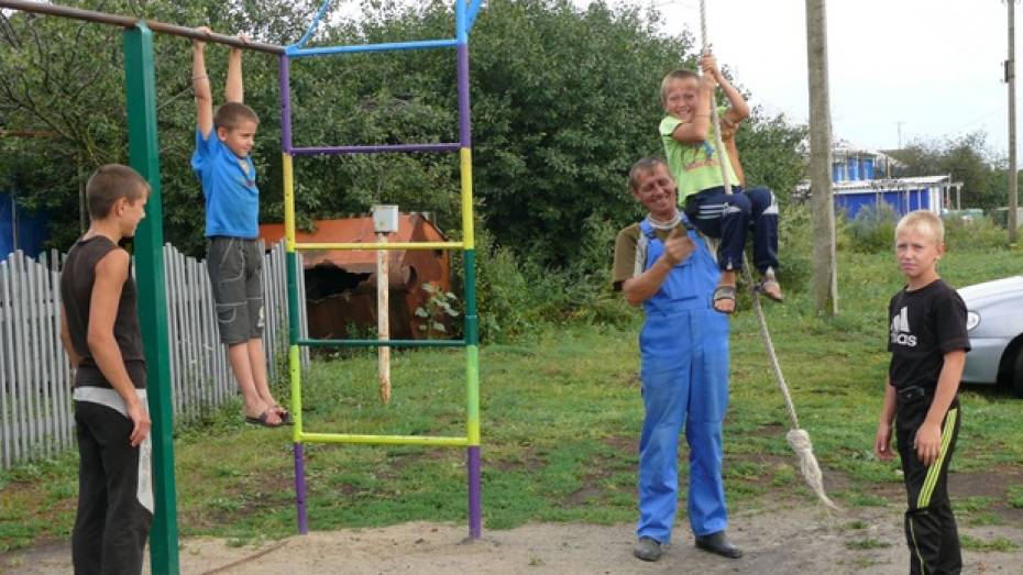 Поворинский сварщик-самоучка подарил односельчанам детскую площадку