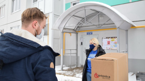Воронежские волонтеры передали инвалидную коляску беременной женщине