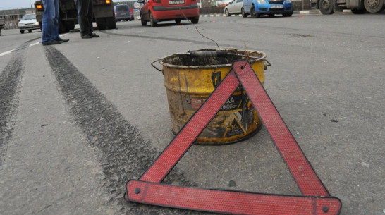 Автомобилистка врезалась в дерево и погибла под Воронежем