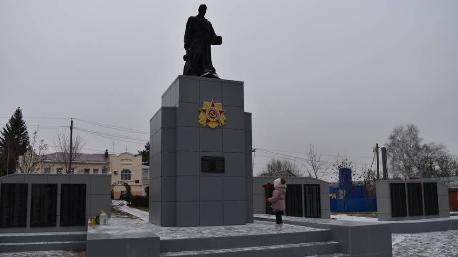 Памятник погибшим в годы ВОВ воинам-освободителям отремонтировали в селе Нижнедевицк