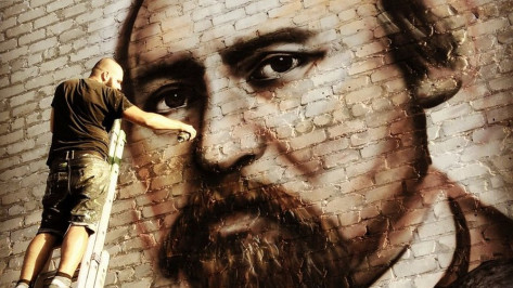 В репьевском селе Истобное воронежский художник разрисовал стены складов портретами писателей