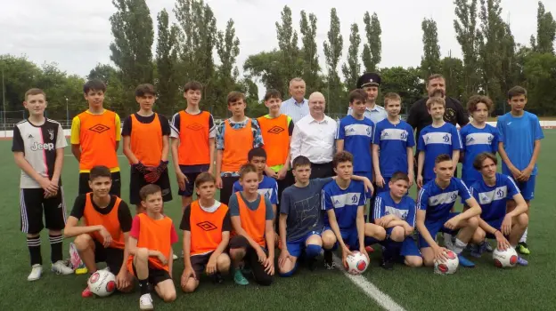 Юные воспитанники воронежского «Динамо» получили от депутата Госдумы РФ более 100 футбольных мячей