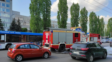 Автобус с символикой «Факела» загорелся в Железнодорожном районе Воронежа