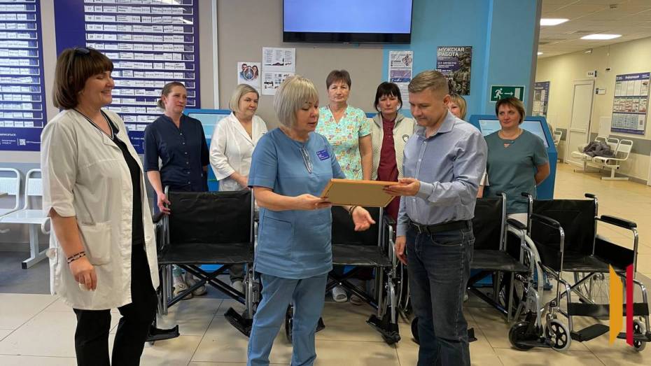 Новоусманской районной больнице подарили 5 кресел-колясок