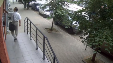 В Воронеже разыскивают мужчину, срывающего листовки о службе по контракту: видео