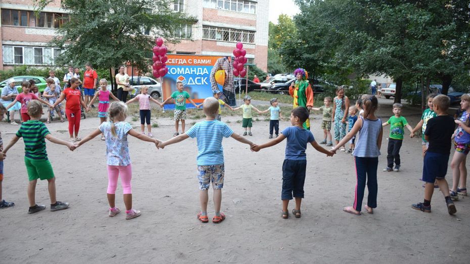 Депутаты команды ДСК организовали праздник урожая в воронежском дворе