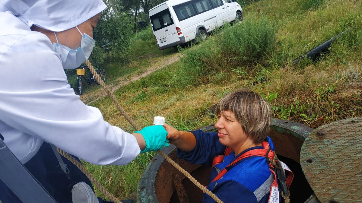 Мониторинг подземных вод. Отбор проб воды из скважины. Отбор проб подземных вод. Контроль за водой.