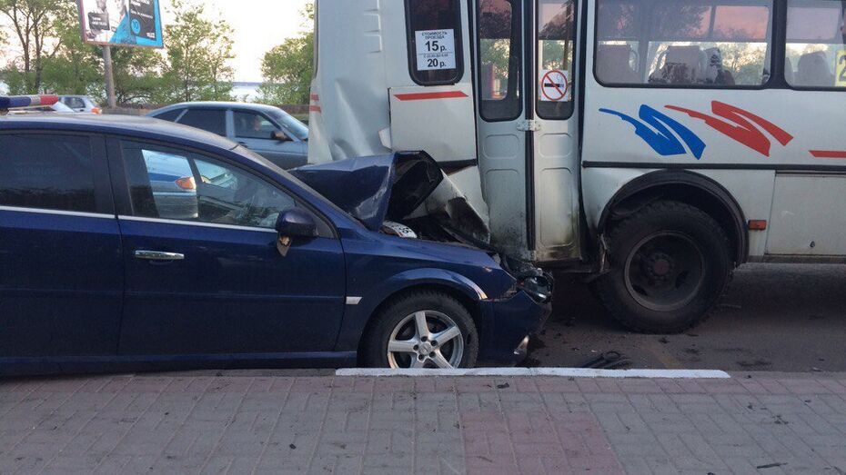 Opel врезался в маршрутный «ПАЗ» на остановке в Воронеже