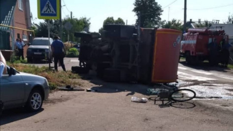 В ДТП с мусоровозом и ВАЗом в Воронежской области пострадали 2 детей и велосипедист