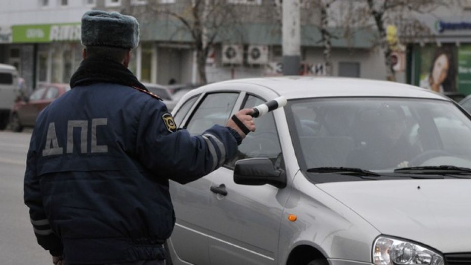 Сотрудники ДПС задержали ростовчан, перевозивших оружие и наркотики