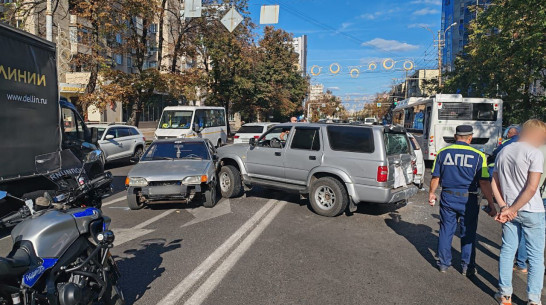 Семь автомобилей и автобус столкнулись в центре Воронежа