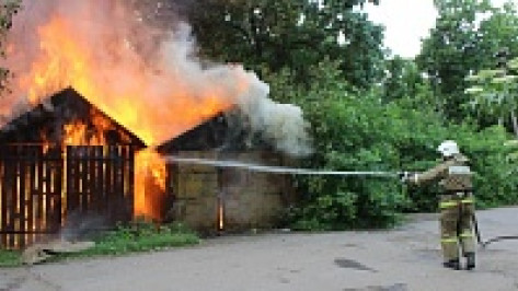 В таловском селе сгорело 15 сараев