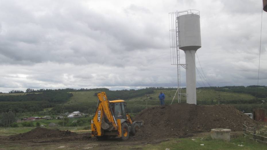 В репьевском селе Россошки установили новую водонапорную башню