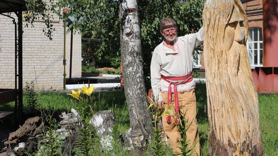 В Боброве установили деревянную скульптуру Чура