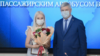 Губернатор Воронежской области наградил помогавших раненым в ЧП с автобусом