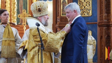Глава митрополии вручил губернатору Александру Гусеву медаль святителя Митрофана Воронежского I степени
