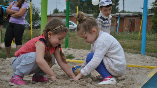 В микрорайоне семилукского поселка открыли первую детскую площадку