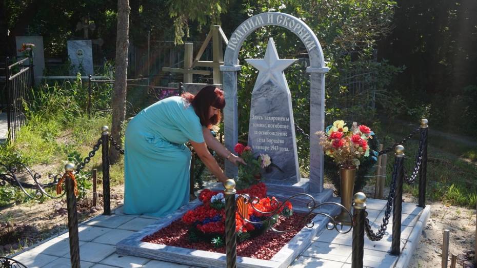 Уроженка Хохольского района отремонтировала памятник погибшим красноармейцам