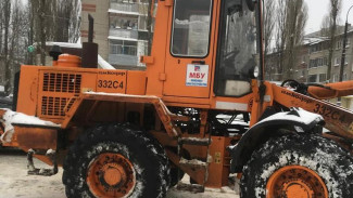 В Воронеже женщина попала под погрузчик для уборки снега