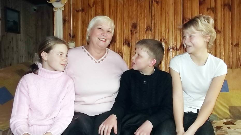 Терновские пенсионеры воспитывают троих приемных детей
