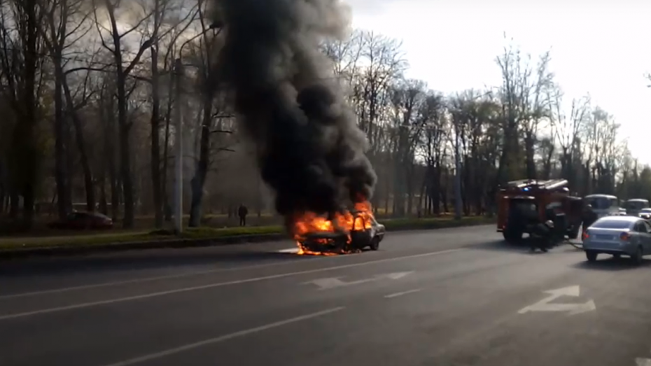 В Воронеже предотвратили взрыв газового баллона в горящей у пожарной части иномарке