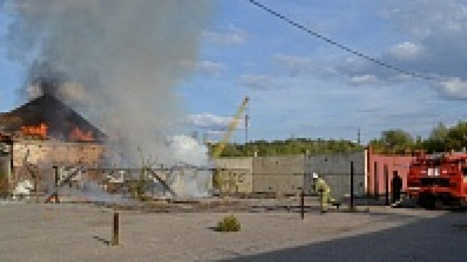 В Грибановке по неизвестной причине загорелись заброшенные мебельные склады