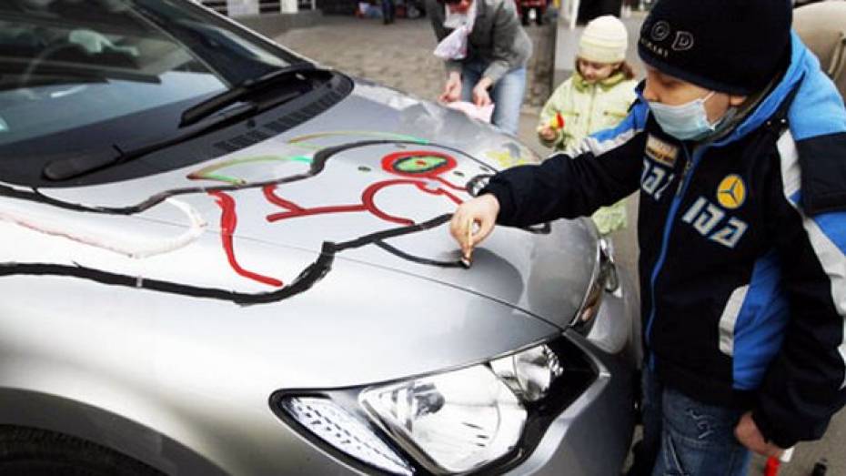 Воронежские автомобилисты разрешат больным детям разрисовать свои машины