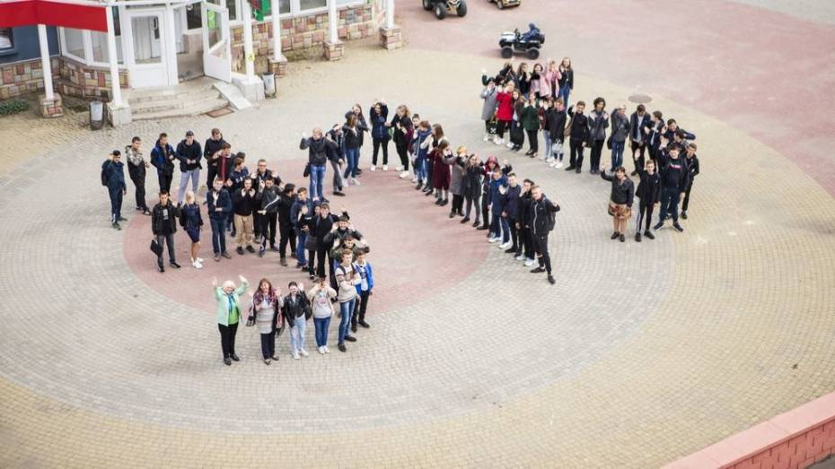 Богучарские студенты и преподаватели выстроились в число 315