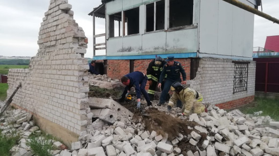 Дети попали в ловушку под обрушившейся плитой в недостроенном доме в Воронежской области