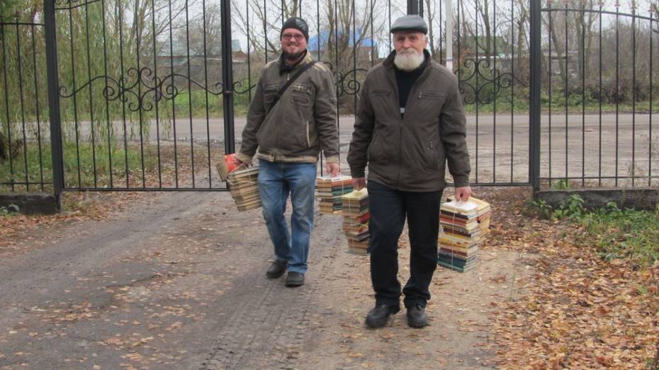 Бобровские журналисты передали приюту для бездомных 150 книг