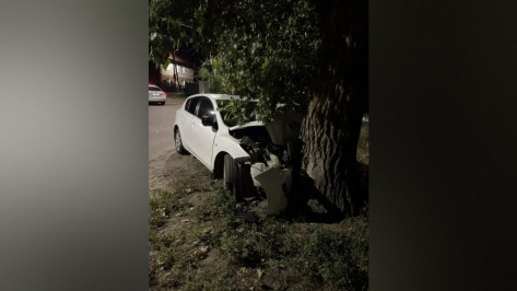 В Воронеже Mazda врезалась в дерево: пострадали 3 человека
