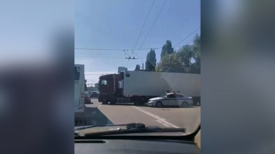 ДТП с фурой парализовало движение на Московском проспекте в Воронеже