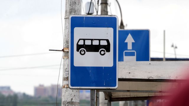 В Воронеже 63-летняя женщина попала в больницу из-за резкого торможения маршрутки