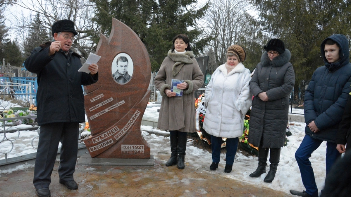 Погода почасовая в острогожске на 3 дня. Острогожск памятник Кубаневу. Острогожск памятники. Памятнике в Острогожске поэту. Острогожское городское кладбище.