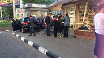 В Воронеже автоледи на Volkswagen сбила женщину и врезалась в 2 киоска 