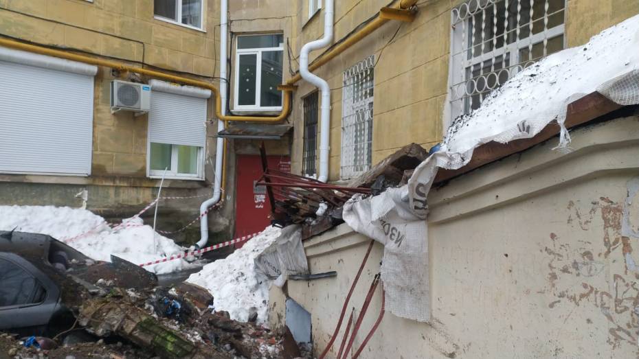 Два балкона обрушились на машины в центре Воронежа