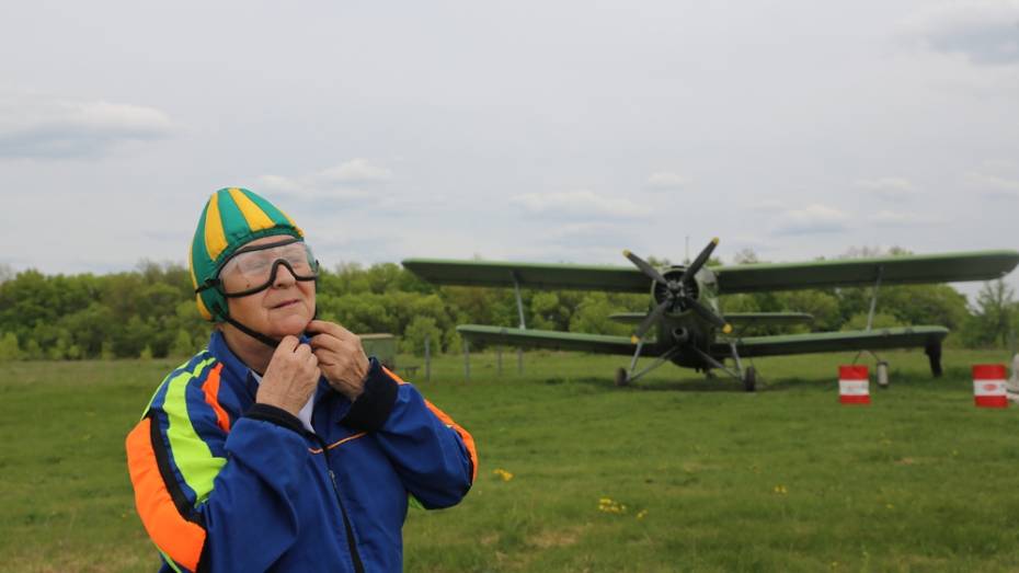 Жительница Воронежской области в 80 лет впервые прыгнула с парашютом 