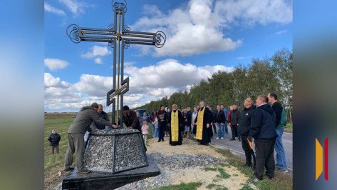 На въезде в панинский поселок Казиновка установили поклонный крест высотой 4 метра