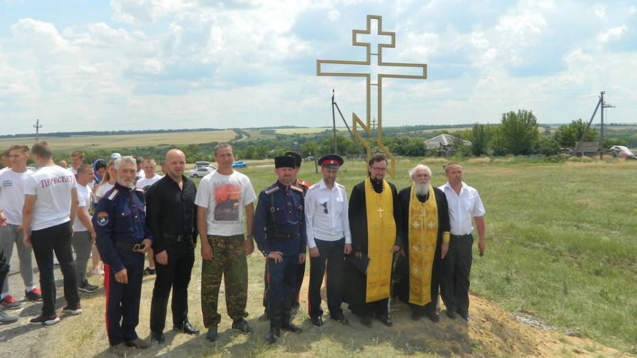 В острогожском селе Петренково на въезде установили памятный крест