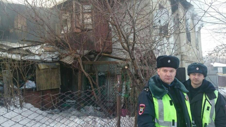 В Воронеже полицейские спасли из горящего дома 3-летнюю девочку и женщину 