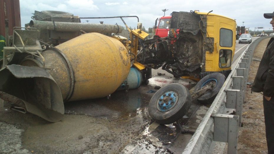 В Воронеже столкнулись два грузовика: водитель бетономешалки погиб