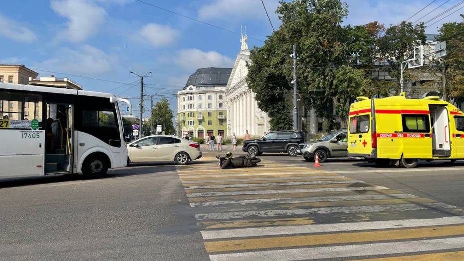 В центре Воронежа мотоцикл столкнулся с пассажирским автобусом