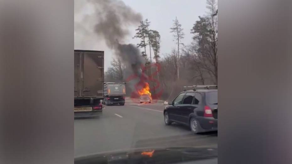 На трассе под Воронежем сняли на видео горящий автомобиль