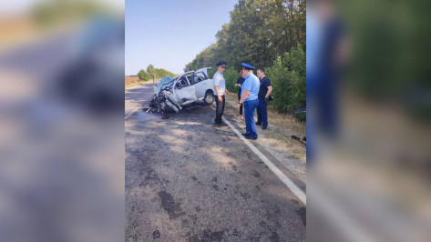 Три человека скончались в лобовом столкновении «Лады» и Opel в Воронежской области