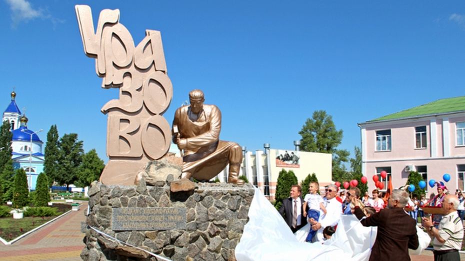 Репьевский скульптор изготовил памятник ремесленникам для Белгородской области