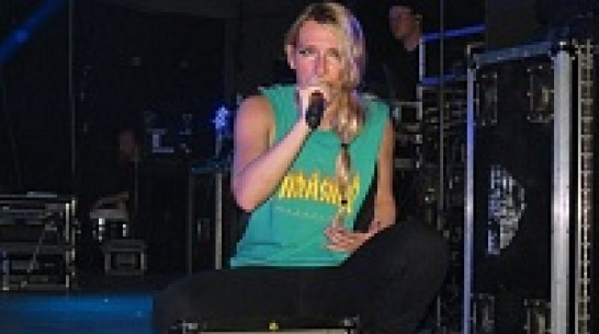 Солистка Guano Apes выступила в Краснодаре в майке, подаренной воронежскими поклонниками